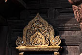 Chiang Mai - The Wat Phan Tao temple. Detail of the left frontal window of the Wihan.  